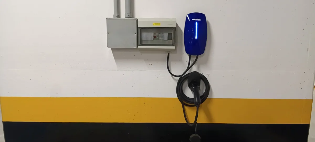 Carregador de carro elétrico instalado em parede de garagem com quadro de proteção dedicado
