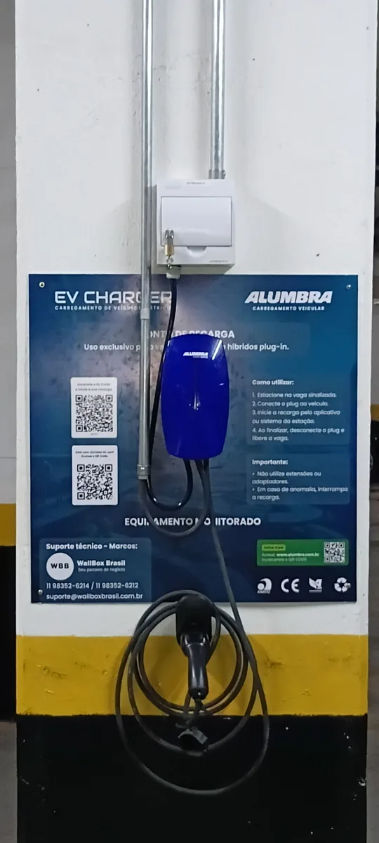 Ponto de recarga monitorado com placa de instruções de uso e QR Code para iniciar o carregamento
